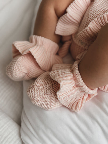 Baby-Strickschühchen mit Rüschen | Hellrosa