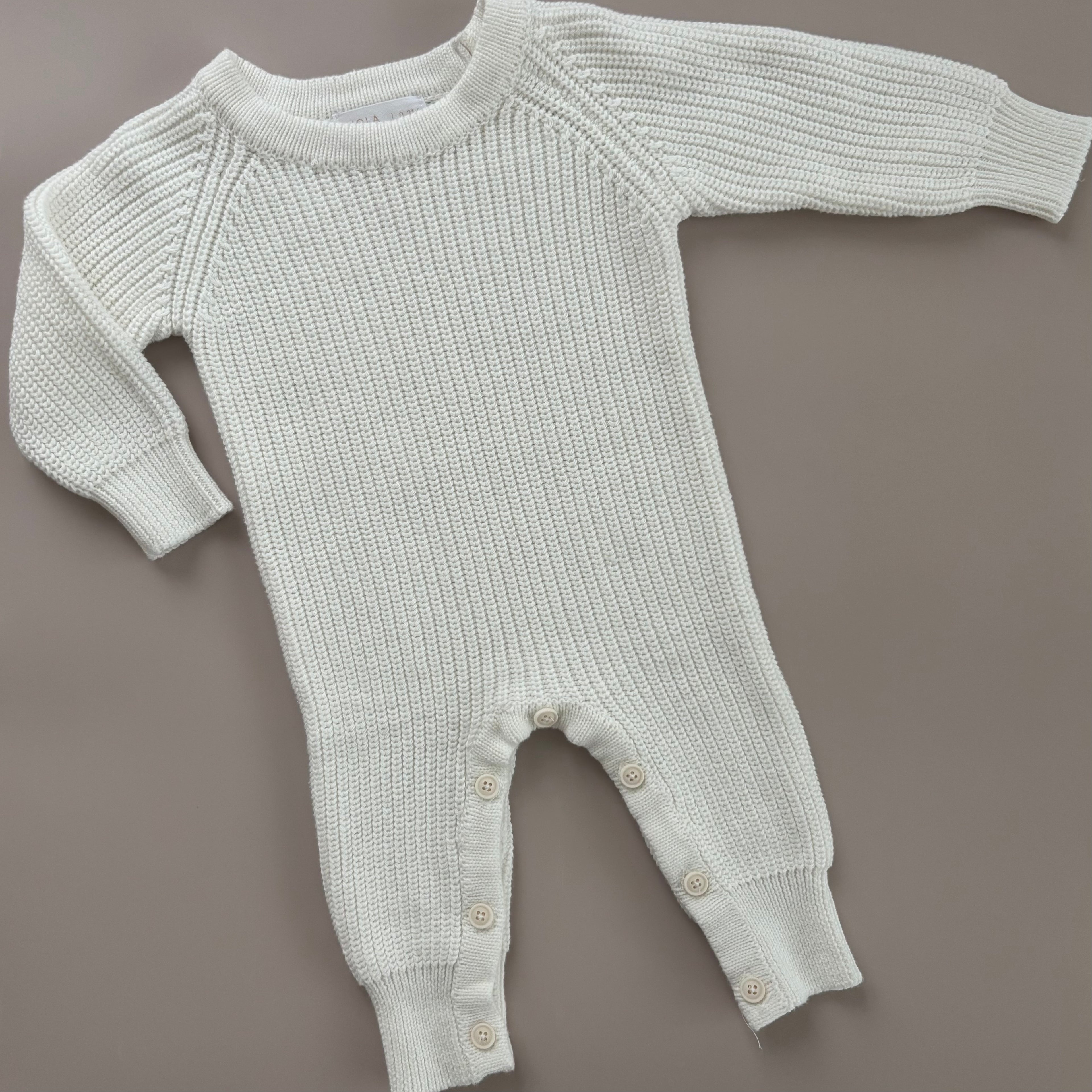 „Hello World“-Set | Overall, Mütze & Schühchen inklusive Stickerei