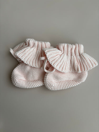 „She‘s here“-Set | Strampler, Haarband & Schühchen inklusive Stickerei