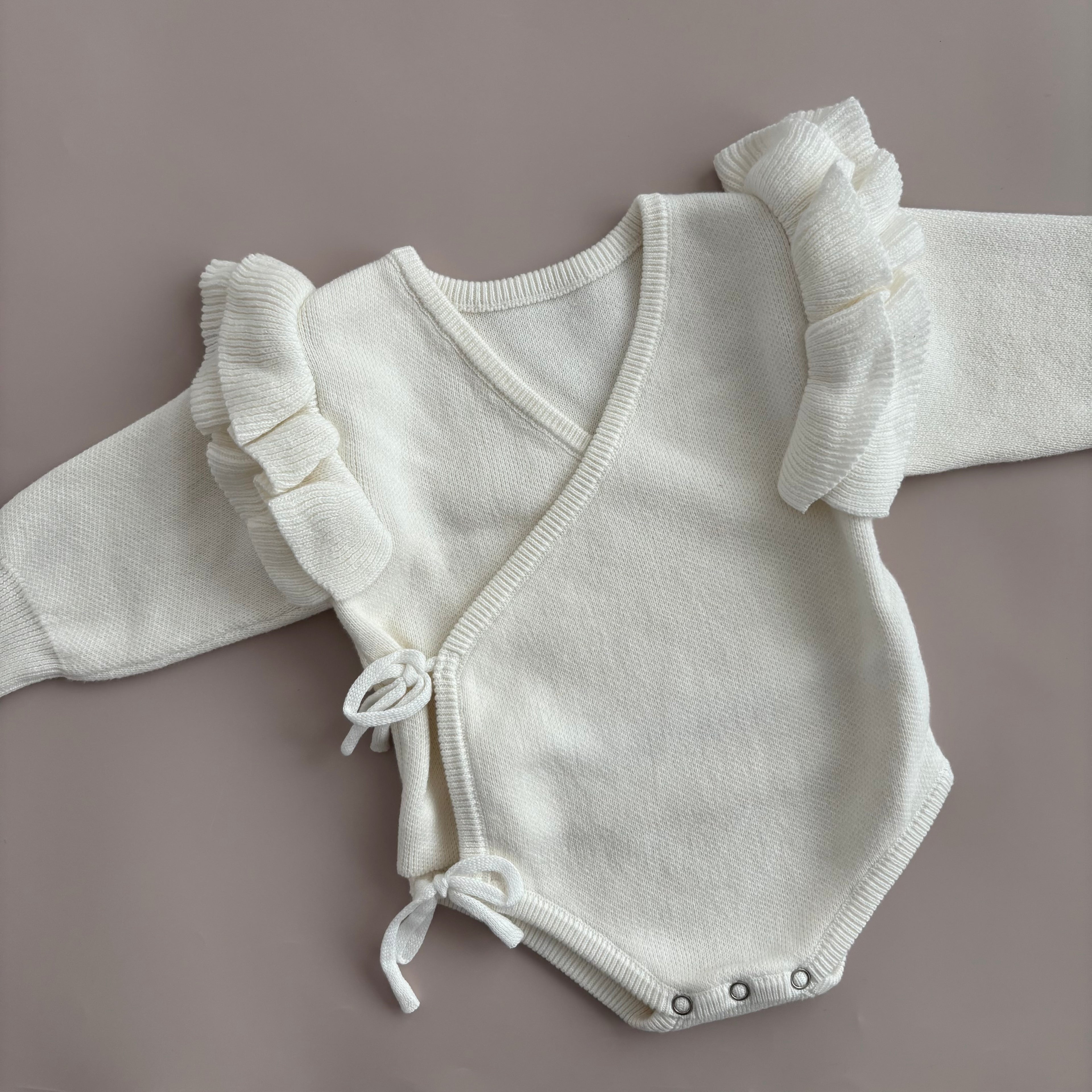 Kimono-Strampler mit Rüschen | Weiß