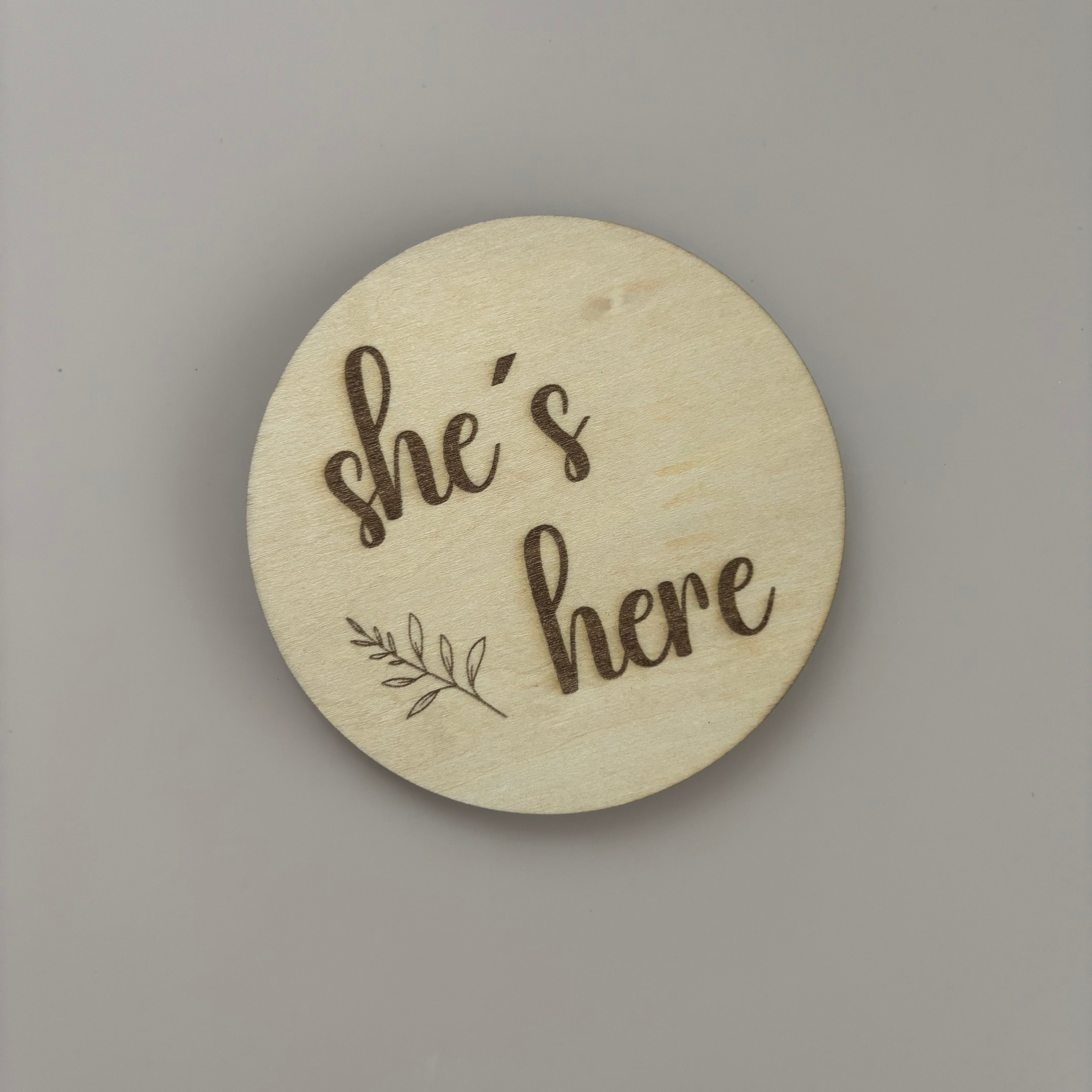 Holzschild | „She’s here“ & „He’s here“