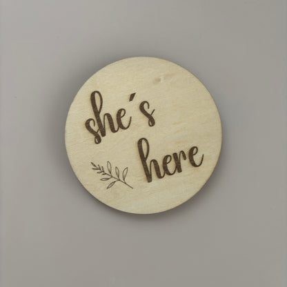 Holzschild | „She’s here“ & „He’s here“