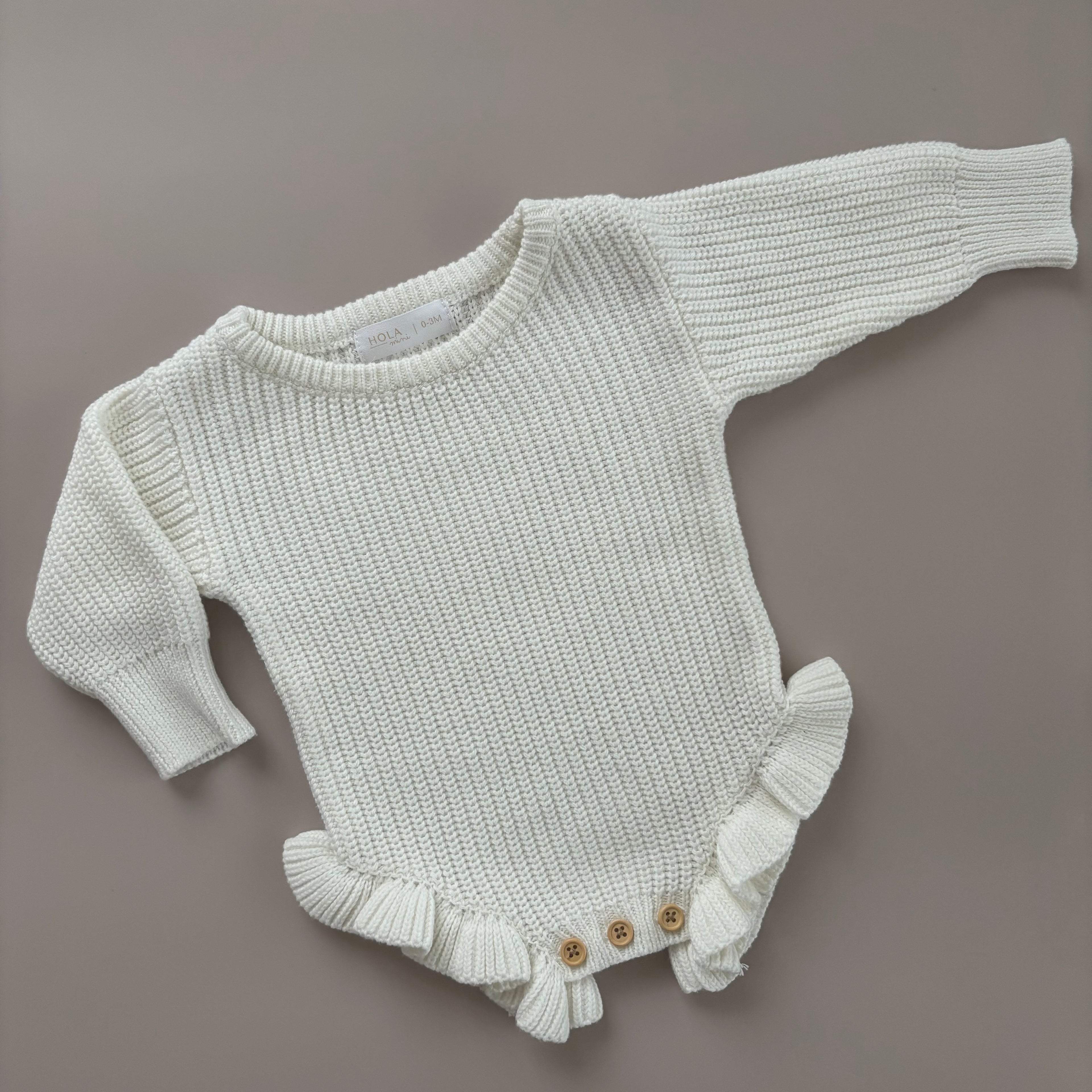 „She‘s here“-Set | Strampler, Haarband & Schühchen inklusive Stickerei