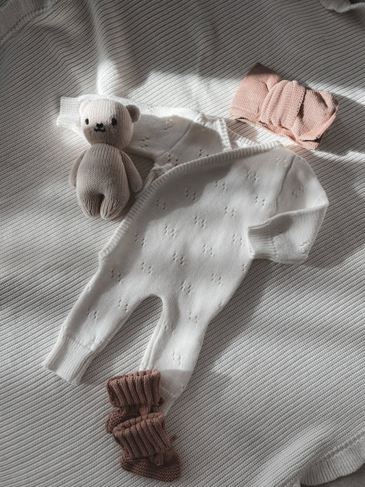 Kimono-Overall mit Pointellemuster | Weiß +Haarband & Strichschühchen Mokka