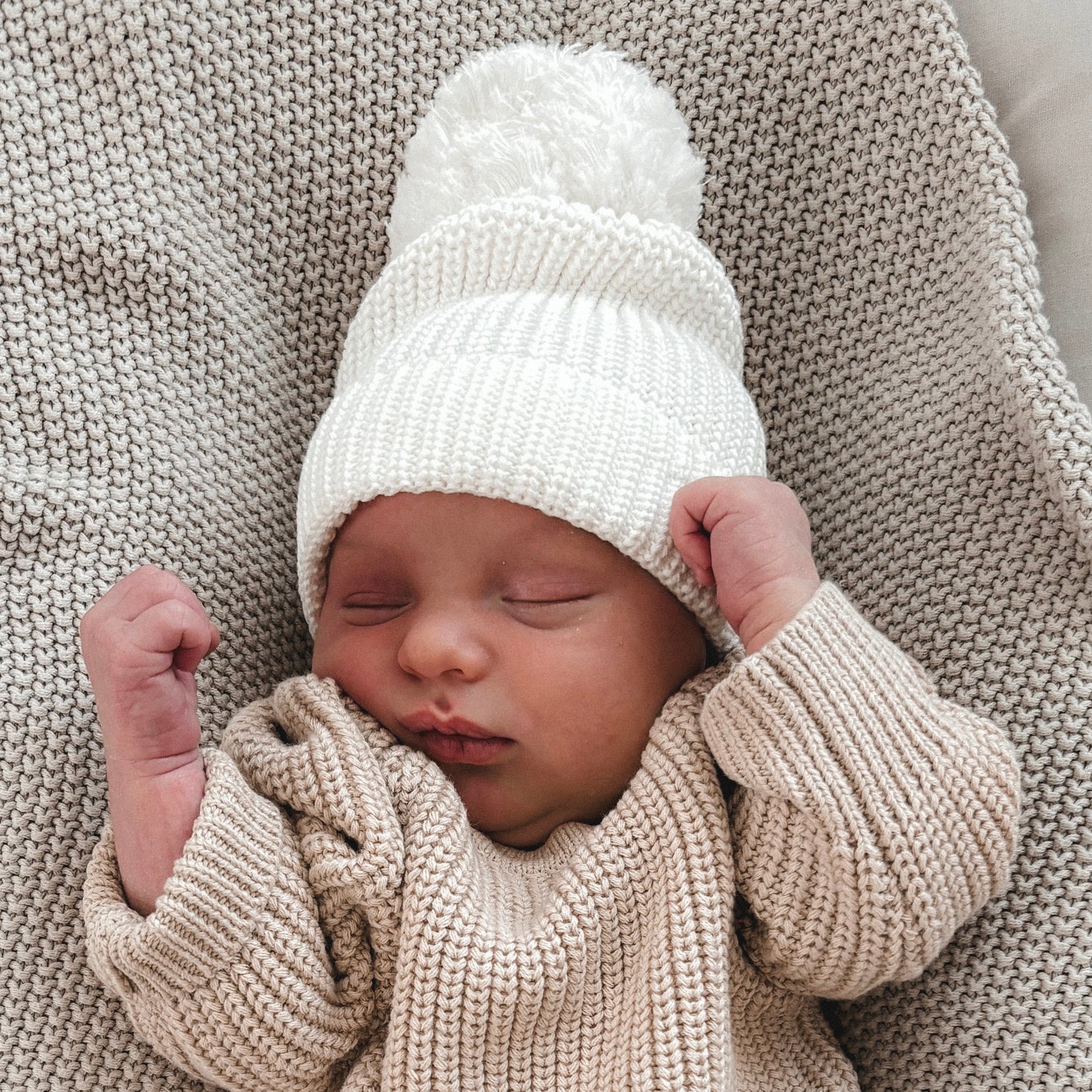 Baby-Strickmütze mit Bommel | Weiß