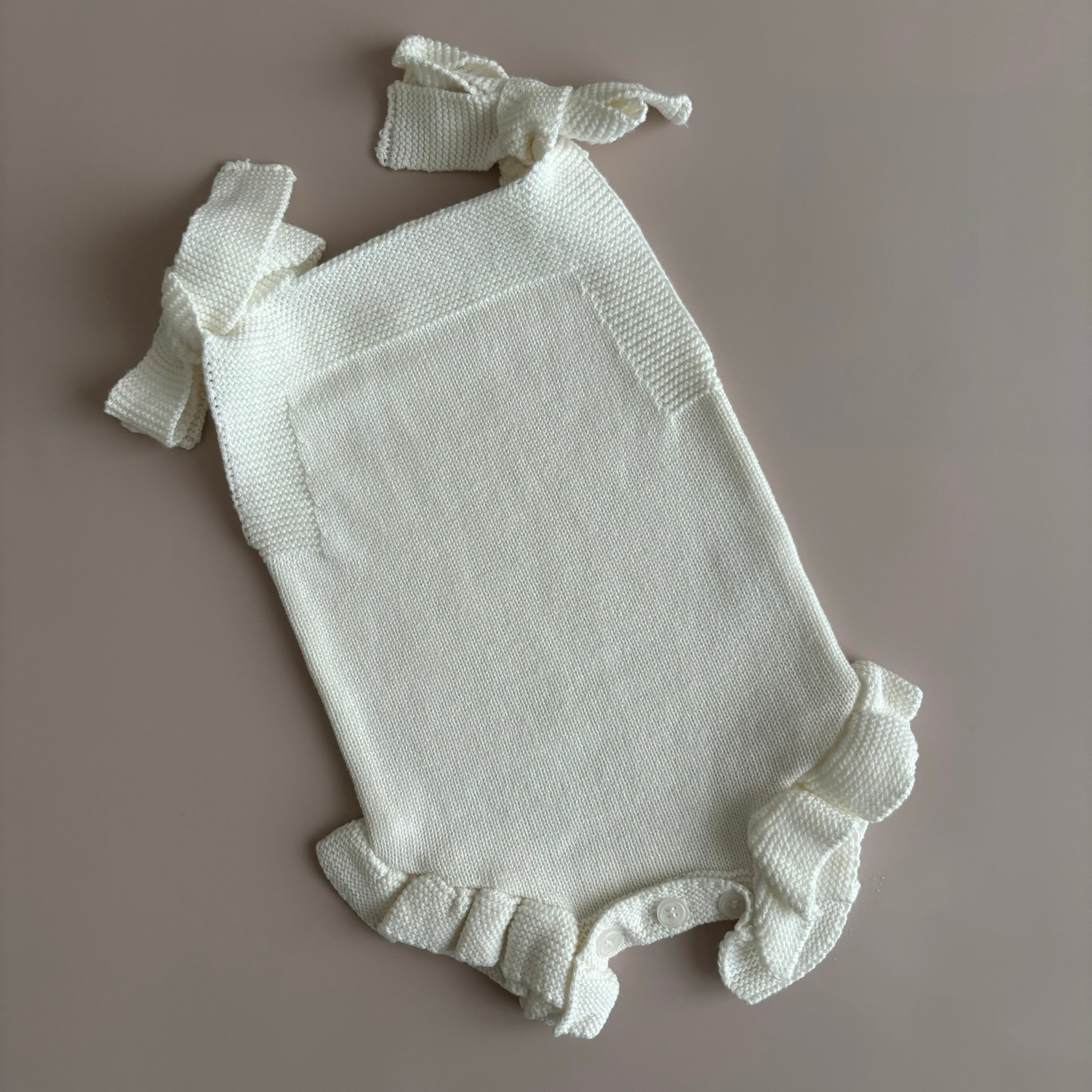 Rüschen-Strampler mit Schleifen | Weiß