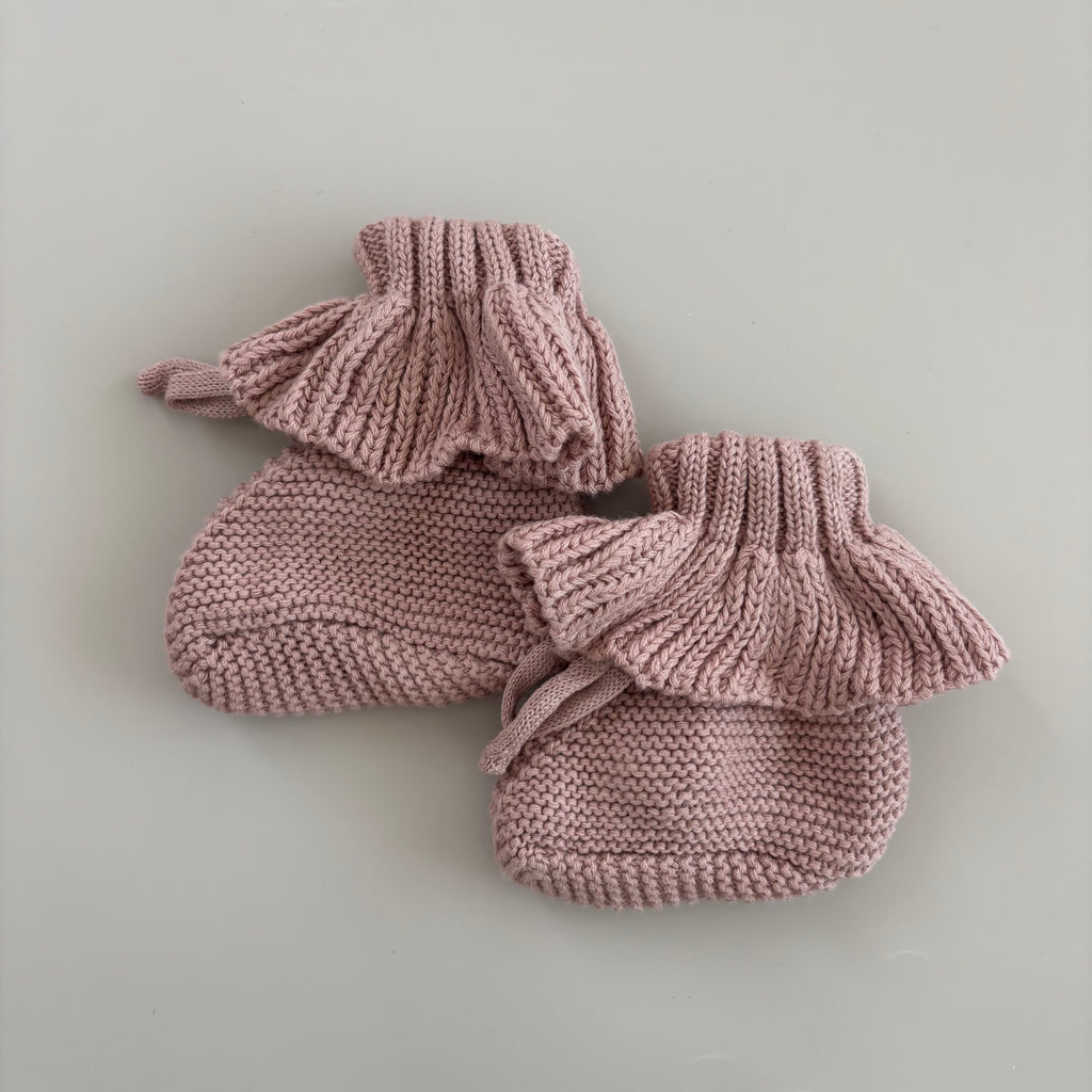 Baby knitted booties with ruffles | Powder pink