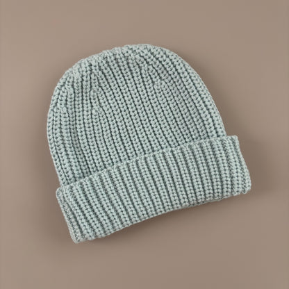 Baumwollstrampler „He’s here“ – Weiß mit hellblauer Stickerei