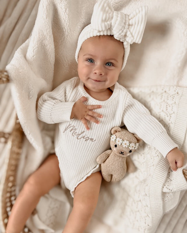 Langarm-Strampler mit Rüschen am Bein | Weiß