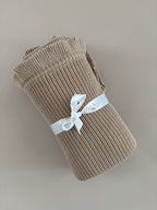 Baby-Strickdecke mit Rüschenrand | Soft Mocha