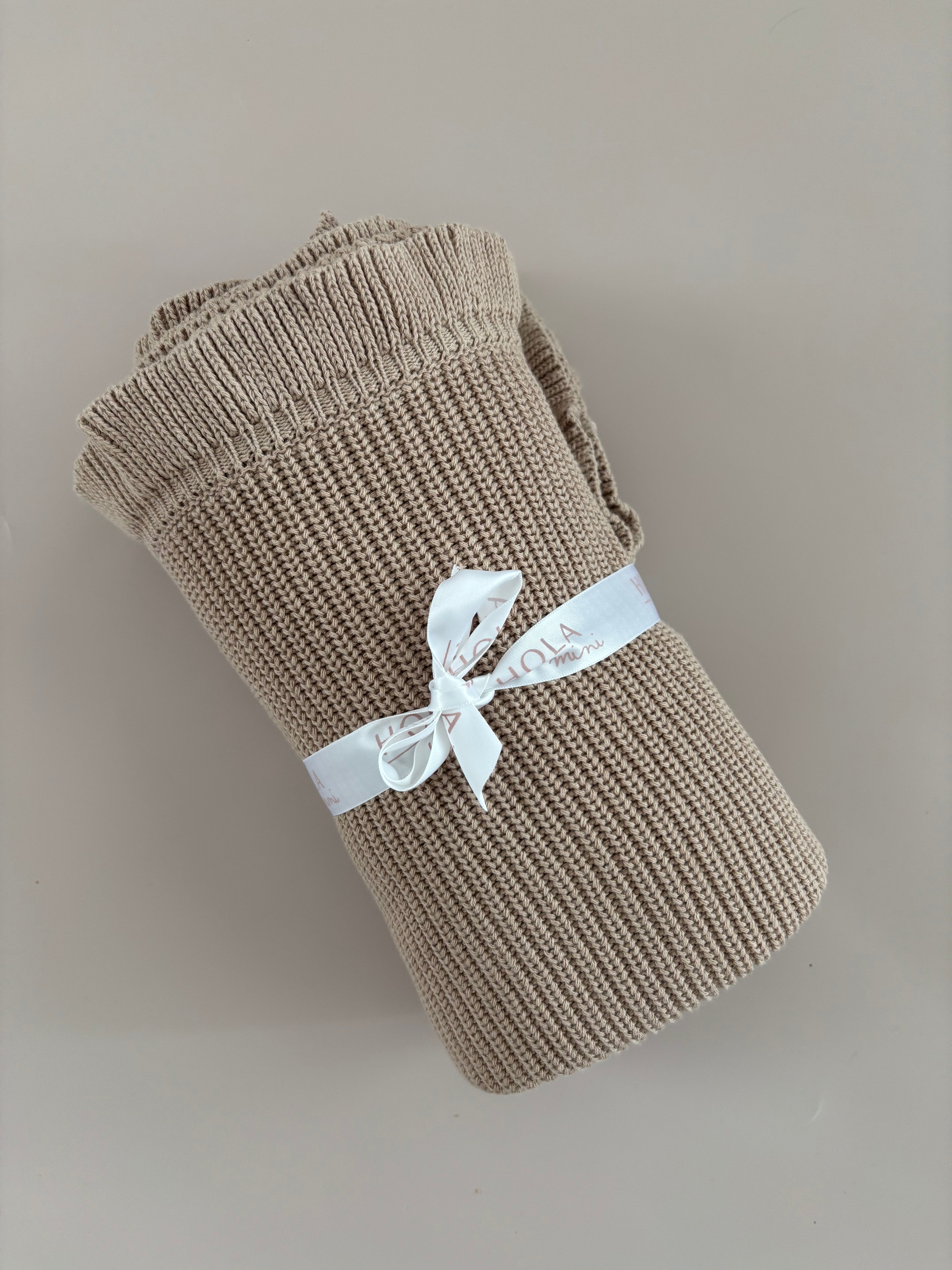 Baby-Strickdecke mit Rüschenrand | Soft Mocha