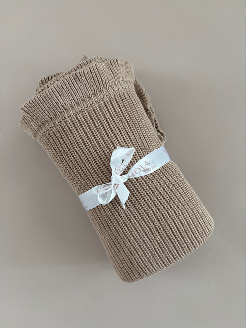 Baby-Strickdecke mit Rüschenrand | Soft Mocha