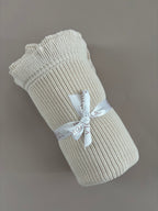 Baby-Strickdecke mit Rüschenrand | Soft Beige